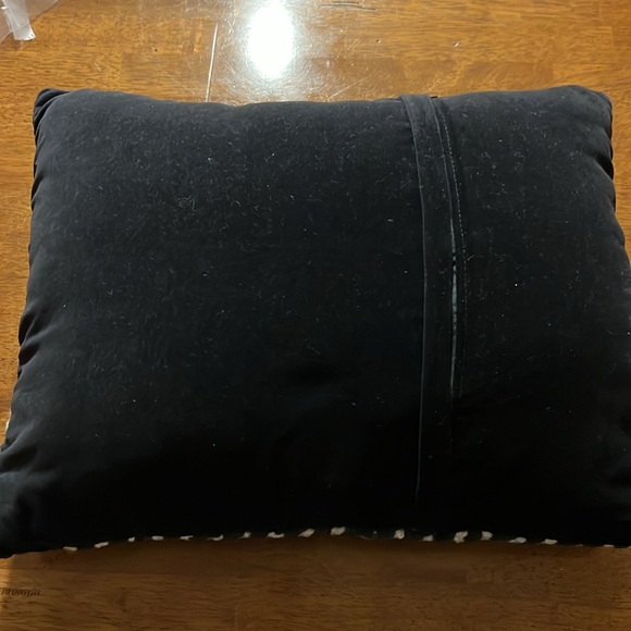 100% Wool Hooked Penny Flower Cat Pillow - Picture 4 of 6